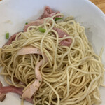 煮干らーめん 川むら - 鶏チャーが少し混ざってる。レモン酢をかけて頂きます。