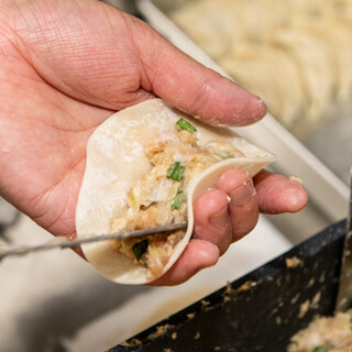 Enjoy freshly baked Gyoza / Dumpling! Varieties such as coriander are also available ☆