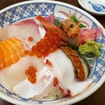 市場食堂 駅前 - 海鮮丼　上