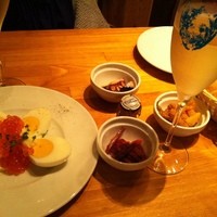 シャンパン食堂 - シャンパンと突き出しと卵とイクラ