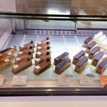 ショコラティエ マサール - 整然と整列したケーキ達
