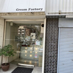 Cream Factory - ガラス張りの小さなお店なり(O_O)