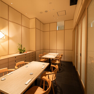 商談や会食、顔合わせなどにおすすめです。
                                          4名様から貸し切り可能。