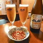 Seisei Izakaya - 瓶ビールには揚げピーナッツのお通し(多分無料)付き