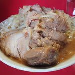 ラーメン二郎 - ゴツいブタの塊！