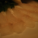 穴子の刺身（ズームしたら暗くなっちゃった）