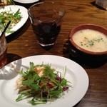 渋谷アチェーゾ - サラダやドリンクバー付き。ワインも飲めるというオドロキ