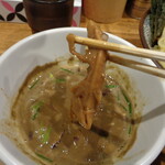 煮干し中華そば 一剣 - 汁に浸して