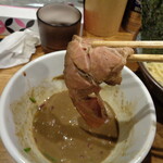 煮干し中華そば 一剣 - やはり汁に浸します