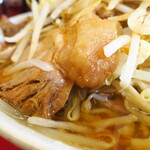 ラーメン二郎 - 豚の厚み