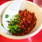 ラーメン二郎 - 待ってる間に粗挽き唐辛子投下～♪