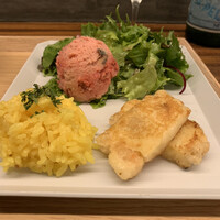 tanpopo 北新地本店 - 奥がアンチョビ入りポテトサラダ
                      手前がターメリックライスとさつま揚げ♪