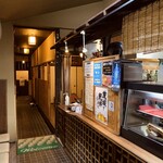 味処　八右衛門 - 入口左側は大広間となっております。