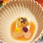 銀座 しのはら - 菊の下は自家製の胡麻豆腐、雲丹、牡丹海老、菊の花