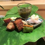 銀座 しのはら - 芋名月」にちなんで、大きな芋の葉の上にお料理の数々