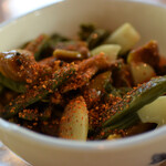 そば処 湧水 - 唐辛子をふりふり