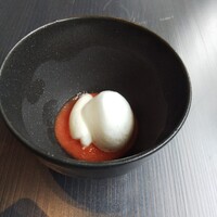 クラフタル - 一品目。トマトの冷たいお料理。トマトには 一切 塩を使ってないのですが トマト自体の味を濃密に感じられてグッド。
