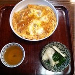 柏香亭 - カツ丼、漬物もおいしいです。