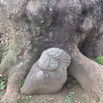 Shimaki Nouen - 立派な木の下の守神？