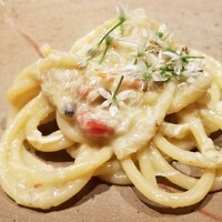 DIRETTO - ⑥1.9mm極太パスタ、渡り蟹(瀬戸内海産)のソース、韮の花(白い花)を散らして
                    臭みが出易い渡り蟹、難しい食材ですが手当てはバッチリ！
                    極太のパスタはモチモチ食感が良い♪