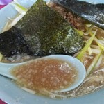 ラーメンショップ - 背油たっぷりのスープ
