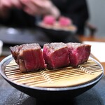 坐忘林 - 牛ヒレ肉を熊笹でいぶし焼き。香りを楽しみつつ、お肉はとても柔らかかった。