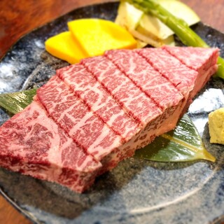 maroon cow. We use Bizen Kuroge Wagyu beef, which has fine-grained meat.