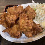 ポンポ子 - 唐揚げはモチロン揚げたて。衣はカリッと、鳥モモ肉はしっかり下味がついていてジューシー。旨い！