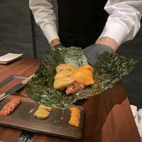 USHIMITSU NISHIAZABU - 和牛の雲丹ユッケドッグ　〜根室雲丹の2列乗せ〜