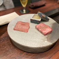 USHIMITSU NISHIAZABU - 黒毛和牛タンの厚切りと熟成タンの薄切りの食べ比べ