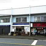 Shina Soba Shimmen - 店の外観全体を旧中山道の反対側から見る。古い３軒長屋です。