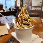 焼き芋とソフトクリームの店 はちや - コーヒーゼリーソフト(350円)です。