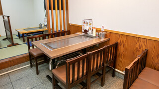 Okonomiyaki Zenigata - ６名様テーブルはなかなか珍しく、ご家族ご友人とワイワイどうぞ
