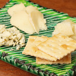 Kou Chikin - チーズ盛（カマンベール・ブルーチーズ・パルミジャーノ）