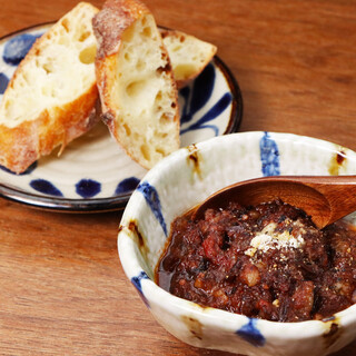 “Beef tendon stew in red wine” is delicious when soaked in baguette!