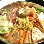 Kankoku Kateiryouri Toudaimon Takkammari - ブデチゲ鍋　各種ハム、韓国ラーメン、キムチ、お餅、野菜などを入れて辛くした韓国鍋