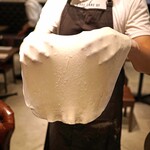 フォカッチェリア ラ ブリアンツァ - ファリナータ(ひよこ豆の粉)を銅板オーブンで20ー30分焼いた無発酵パン