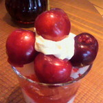 キャンベル・アーリー - パンケーキとセットのチェリーパフェ。