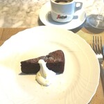 La Brianza - ヘーゼルナッツのジャンドゥーヤチョコレートを使ったガトーショコラにクリームとレモンピール、レモンの香りと風味がとてもいいアクセント。ナッツ感のあるガトーショコラが濃厚、レモンのさわやかさ素敵だわ～♡