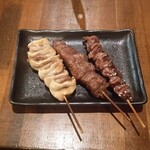 ひさみ - 左から軟骨・カシラ・砂肝　各150円（推定税抜、以下同）