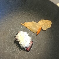 La Brianza - ミンククジラのカルパッチョ吉田牧場マジアクリチーズ、かんずりのペースト薄焼きタルト添えて。クジラのカルパッチョお久しぶり、やっぱりまったり濃厚レバーのようなコクがおいしい美味だわ♡