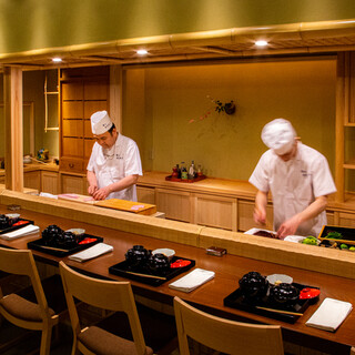 欅一枚板を使ったカウンターは、料理人を直で見られる特等席です。