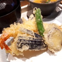 神楽坂 SHUN 分家 - ⚫天ぷら　海老、茄子、サツマイモ、ししとう　ついでに焼き秋刀魚まで❗熱々です(*´ｪ｀*)