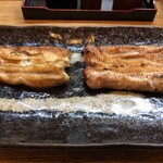 かぶと - 白焼き(左が養殖、右が天然)