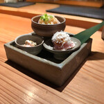 とり茶太郎 - ホロホロ鶏
      ももたたきおろしポン酢、胸たたき山山葵削り
      ささみなめろう