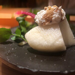 とり茶太郎 - 洋梨とブルーチーズのサラダ、異色の組合せと思いきゃ
      驚きの美味しさ！合うんですねぇ♫