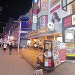 町田酒場 輝一 - 別のお店。お客の顔がわからないように遠目に撮った焼売のジョーは９月１７日オープン。レンガ通りの外側に出来ました！明るく入りやすく、とても賑わっていた。