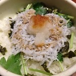 定食屋　百菜 - 釜揚げしらすご飯定食\680のしらすご飯（小ぶり）