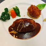 三栗 - デミグラスソースハンバーグとズワイガニのコロッケ
