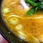 ラーメン 厚木家 - 鶏油の香りがいいスープは醤油感強め。